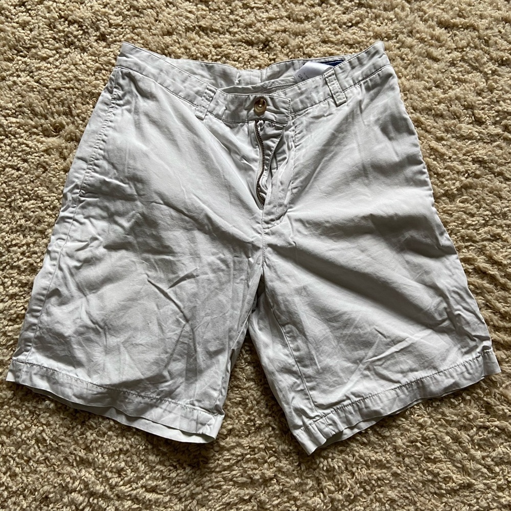 white vinyard vines men’s shorts